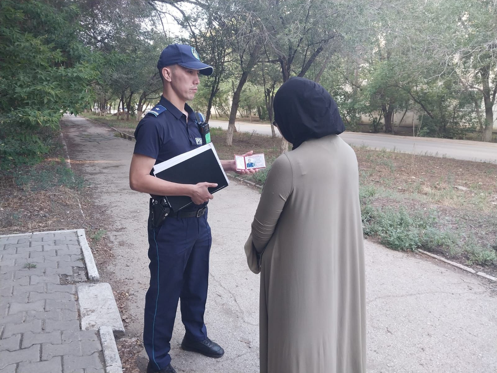 Ақтөбелік полицейлер қоғамдық орындарда киім кию тәртібін түсіндіруді бастады