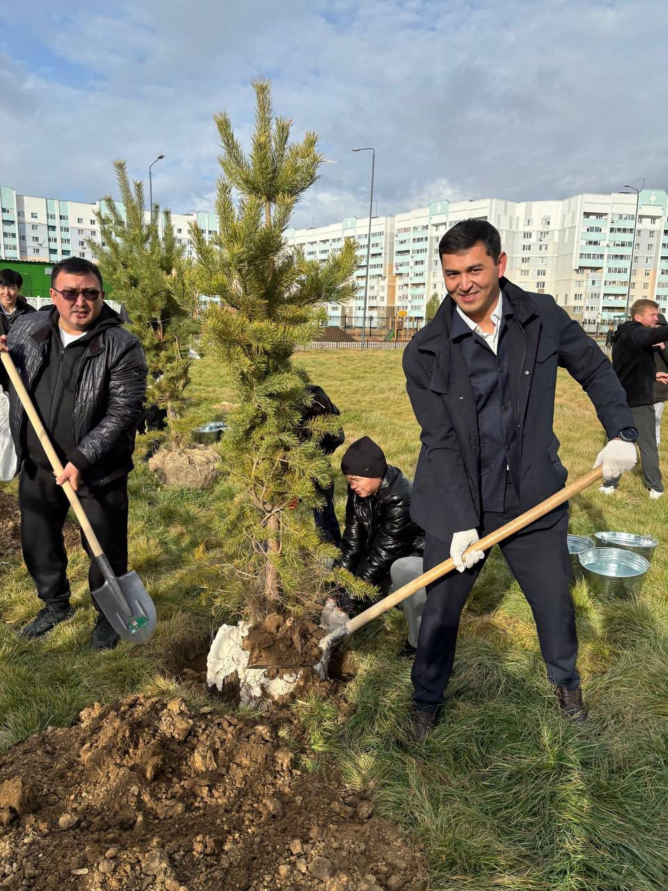 BI Group компаниясы Ақтөбедегі жайлы мектеп ауласында «жасыл» акция өткізді