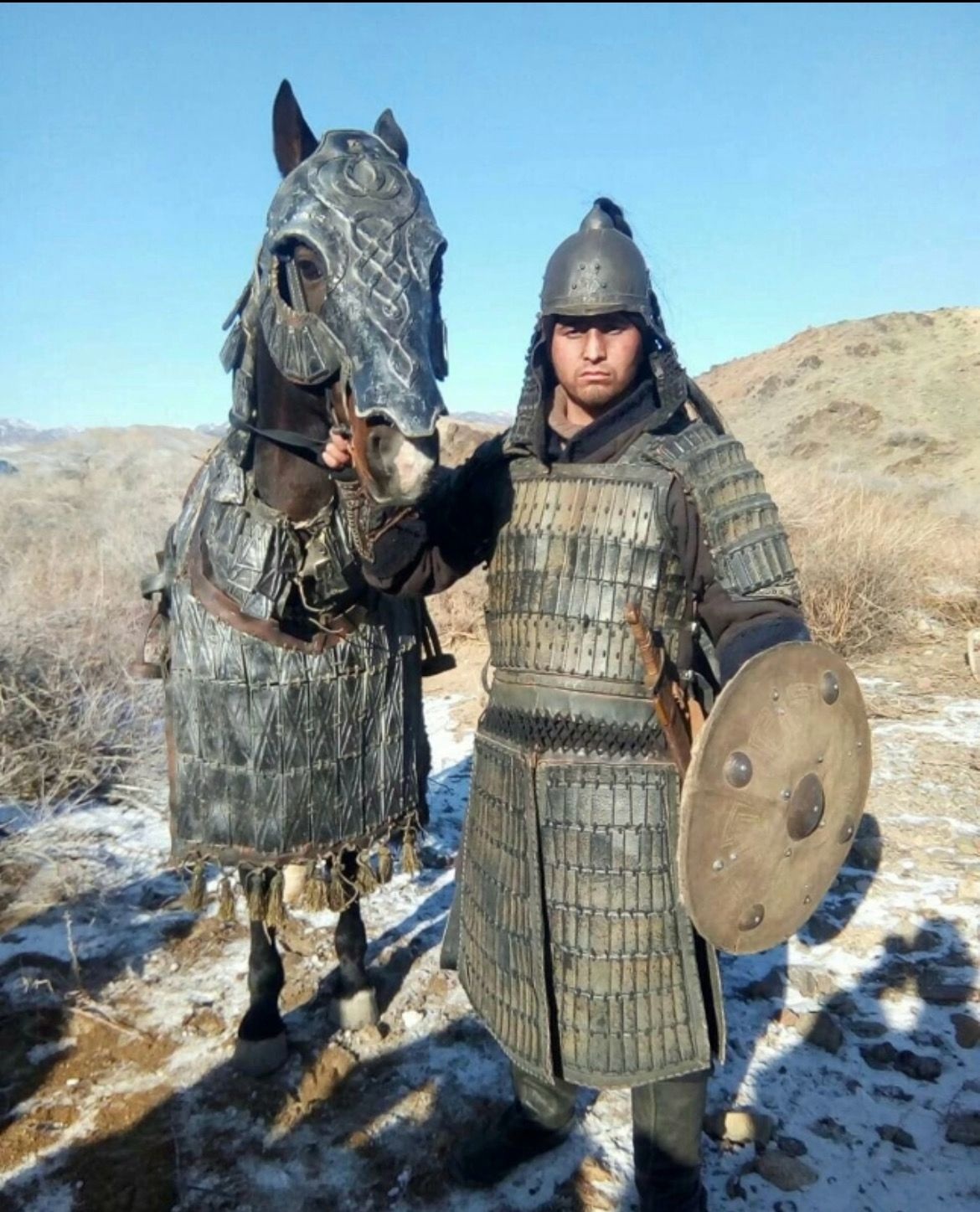 КАДР СЫРТЫНДАҒЫ КАСКАДЁР